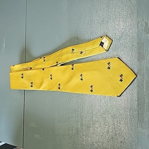 BANCROFT Tie, Handmade pure silk. Vintage, mustard color with small flags. - Picture 1 of 6